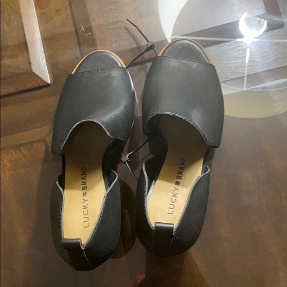 Lucky Brand Junai Leather Sandals. - Picture 9 of 14